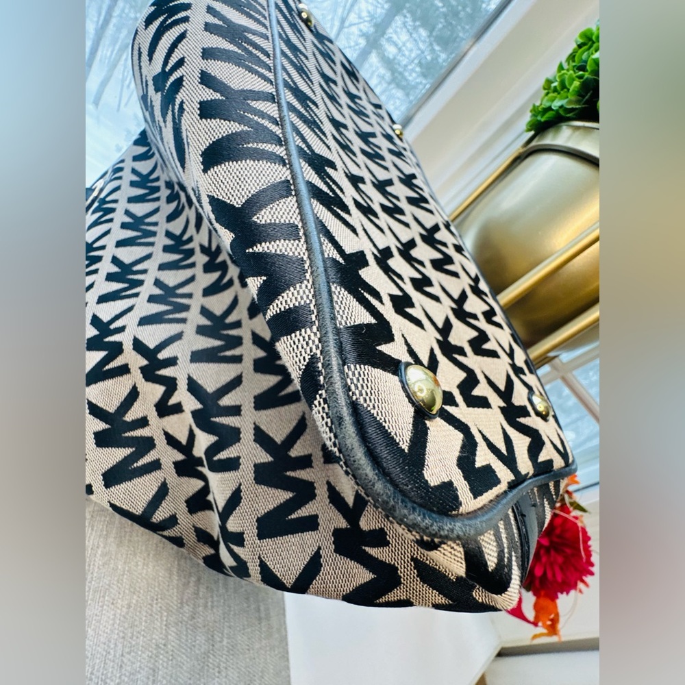 Michael Kors Signature Black and Tan Tote - Picture 9 of 10